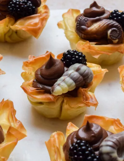 Filo-Cupcakes mit Schokolade und Brombeeren