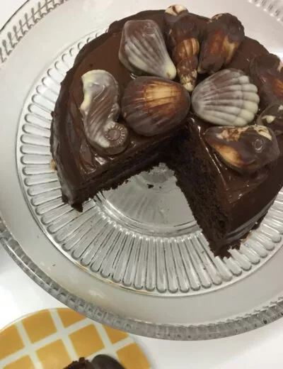 Gâteau aux noisettes et aux coquillages en chocolat