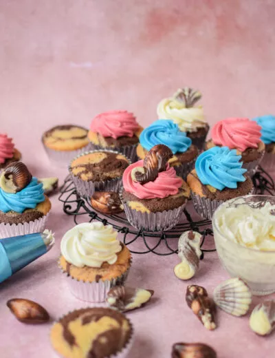 Schokoladen- und Vanille Marmor Cupcakes
